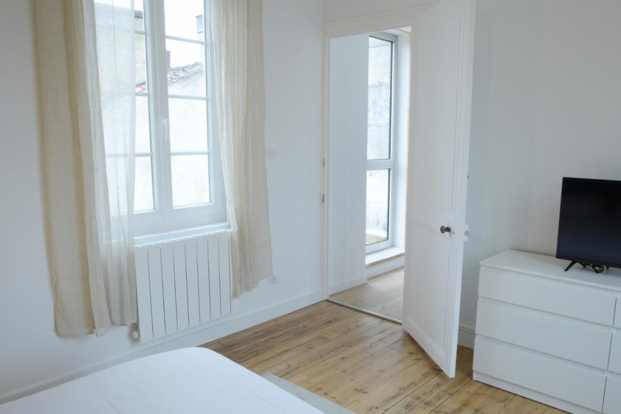 T2 De 55M2 Avec Toit Terrasse, Hyper Centre, Wifi, Draps, Savons Et Serviettes Fournis Cognac Luaran gambar